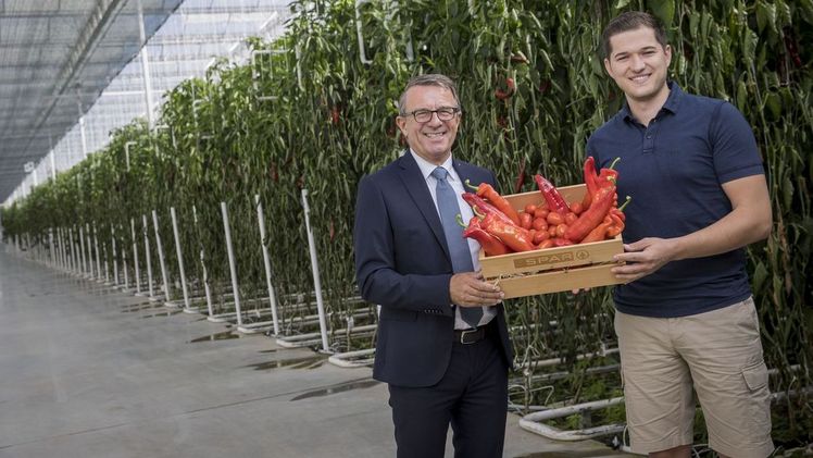 Jakob Leitner, Geschäftsführer der SPAR-Zentrale Marchtrenk und Patrick Haider, Geschäftsführer vom BIOhof Geinberg freuen sich über die Zusammenarbeit. Bild: SPAR.