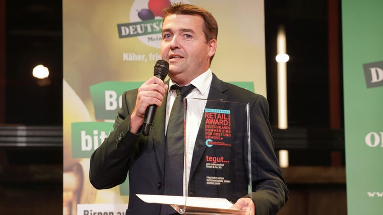 Nahm den Preis für das beste Bio Obst- und Gemüsesortiment im klassischen LEH persönlich entgegen: Bereichsleiter Einkauf Obst und Gemüse bei tegut... Thorsten Heil. Bild: tegut...