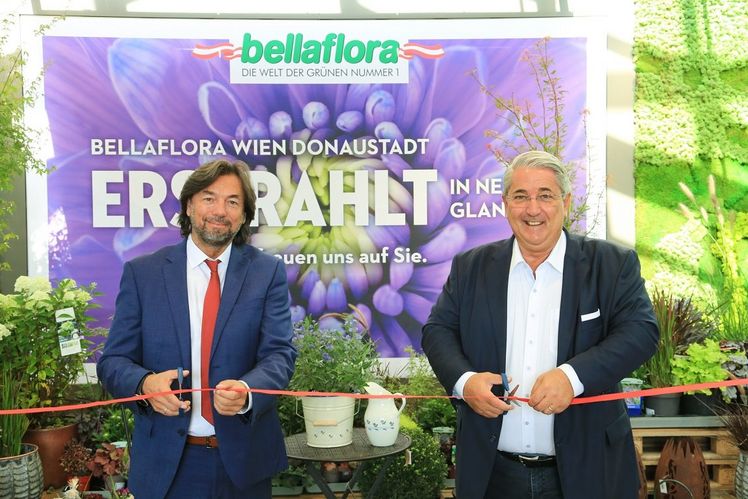 v.l.: Mag. Franz Koll, Geschäftsführer bellaflora, und Ernst Nevrivy, Bezirksvorsteher Wien Donaustadt, bei der feierlichen Eröffnung der neu gestalteten Filiale Donaustadt. Bild: bellaflora/Peter Hautzinger - APA OTS.