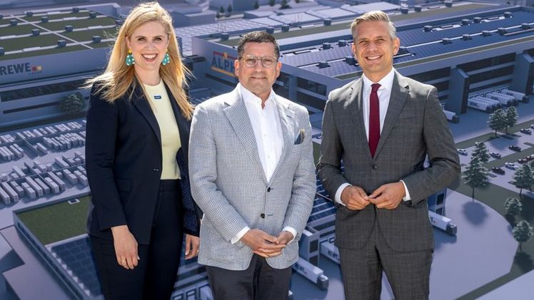 v.l.n.r: Marlene Zeidler-Beck (Abgeordnete zum niederösterreichischen Landtag), Marcel Haraszti (Vorstand REWE International AG), Wolfgang Hattmannsdorfer (Bundesminister für Wirtschaft, Energie und Tourismus). Bild: © RIAG / Robert Harson.