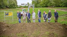 Spatenstich am Reinberg: Baustart für den sagenhaften Waldgarten der OÖ Landesgartenschau Wels 2027. Bild: Stadt Wels / Rene Hauser.