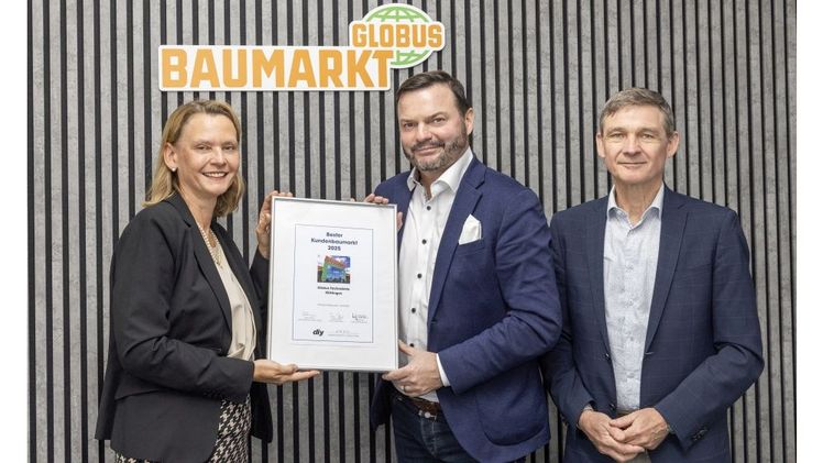 Die Urkundenübergabe fand im September 2025 in der Völklinger Unternehmenszentrale von Globus Baumarkt statt (von links): Dagmar Strehlau (Geschäftsführerin Anxo Management Consulting), Timo Huwer (Sprecher der Geschäftsführung Globus Baumarkt) und Rainer Strnad (Chefredakteur diy-Fachmagazin). Bild: Globus Baumarkt.