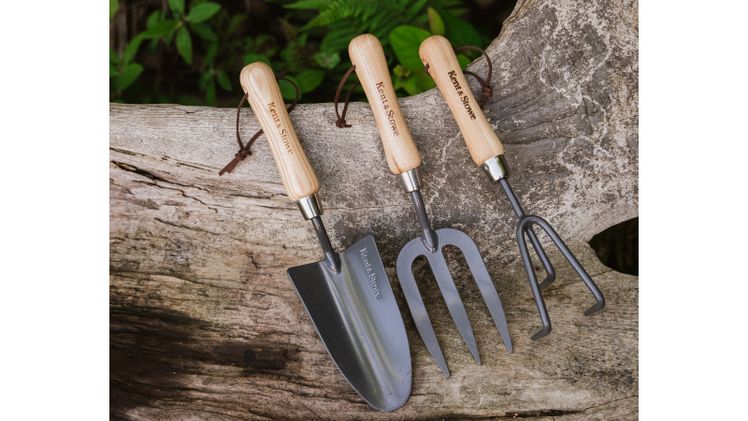 Carbon Steel Handschaufel, Handgabel und Hand 3-Zinken-Grubber. Bild: Kent & Stowe.