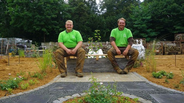 Die neuen Landesmeister Schleswig-Holsteins: David Suckow (rechts) und Andre Hamer vom Lütjenburger Betrieb Thorsten Zillmann Natura Gartengestaltung. Foto: Kottich.  