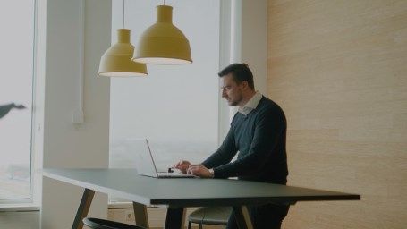 Floriday-Experten Robbert Schalke erklärt zusammen mit Marcel van der Ende die genaue Funktionsweise des Fahrplans. Bild: Floriday.