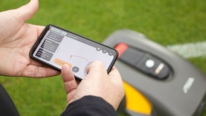 Schmitz steuert den A5000 Mähroboter über die STIGA App. Bild: © STIGA GmbH.