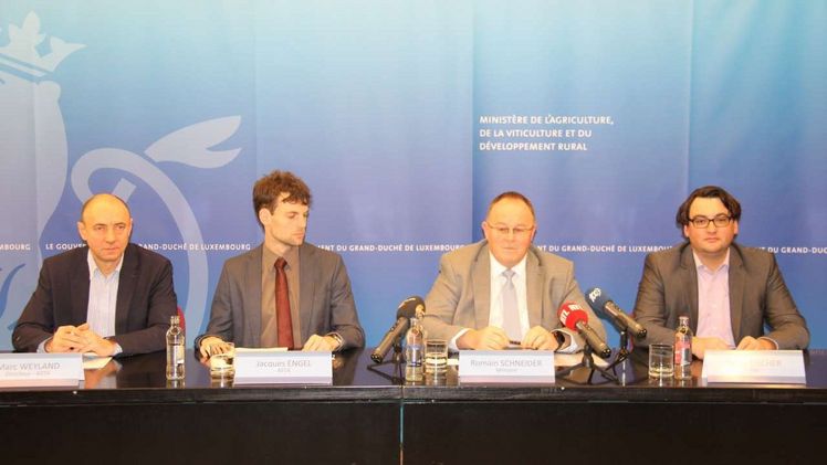 (v. l. n. r.) Marc Weyland, directeur de l'ASTA ; Jacques Engel, chargé d’études Produits phytosanitaires , ASTA ; Romain Schneider, ministre de l’Agriculture, de la Viticulture et du Développement rural ; Serge Fischer chargé d'études dirigeant, IVV. Bild: Großherzogtum Luxemburg.