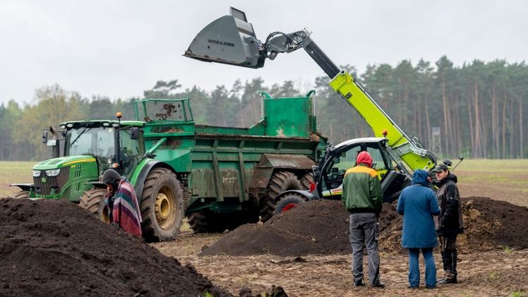 Der Recyclingdünger HIT wird im Ackerversuch in Schorfheide/Chorin ausgebracht.Bild: © Torsten Stapel.