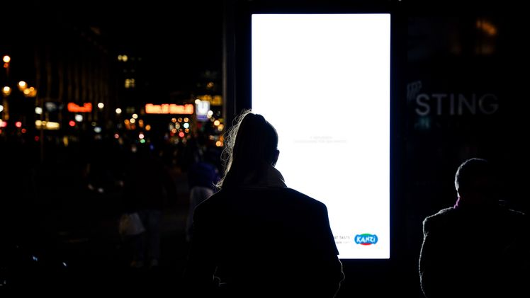 Düsseldorferinnen und Düssedorfer konnten vor dem größten Tageslicht-Plakat Deutschlands eine Extraportion Licht tanken - powered by Kanzi®. Bild: Kanzi®.