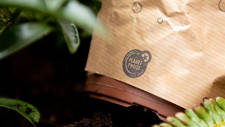On the way to PlanetProof ist ein unabhängiges Qualitätszeichen, das zeigt, dass Lebensmittel und Blumenzuchtprodukte nachhaltiger produziert werden. Bild: Planet Proof.  On the way to PlanetProof ist ein unabhängiges Qualitätszeichen, das zeigt, dass Lebensmittel und Blumenzuchtprodukte nachhaltiger produziert werden. Bild: Planet Proof.