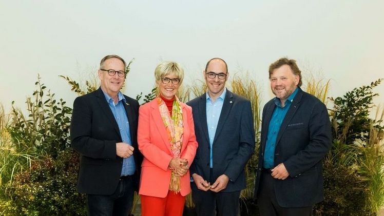 Torsten Höpken (re.) wurde auf der Delegiertenversammlung am Vormittag neu in den Vorstand gewählt. Peter Horst (li.) wurde als Schatzmeister bestätigt. Mitte: Eva Kähler-Theuerkauf, Präsidentin und Eddi Kronenberg als weiteres Vorstandsmitglied. Bild: Gartenbau NRW.