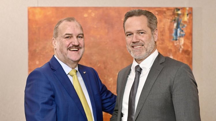 Johannes Schuller übergibt Aufsichtsratsvorsitz an Robert Grieshofer. Bild: hagebau.