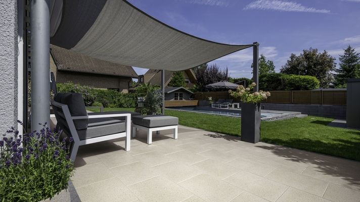 Ruhig und puristisch, so wirkt die Terrassenplatte Levio, hier in der Farbstellung creme. Bild: KANN GmbH Baustoffwerke, Bendorf.