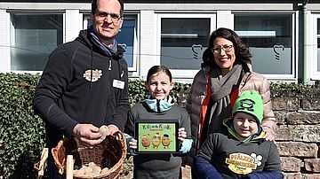 Landwirtschaftsministerin Daniela Schmitt gab das offizielle Startsignal: „Kids an die Knolle“! Bild: Pfälzer Grumbeere.