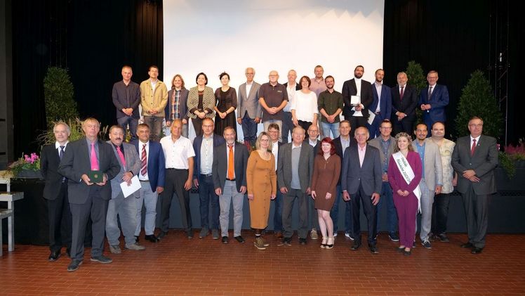 Zum Ende der BUGA Mannheim 2023 wurden verdiente Aussteller*innen mit Ehrenpreisen ausgezeichnet. Dank ihrer Teilnahme gab es bei der Bundesgartenschau hochwertige gärtnerische Beiträge in Freiland und bei den Hallenschauen. Bild: DBG.