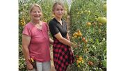 Freuen sich über den Start der Ausbildung: Auszubildende Inha Butorin und Ausbilderin im Betrieb Naturkost Blattlaus, Ina Weber. Bild: © Landesbetrieb Landwirtschaft Hessen.