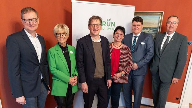 V. l. n. r.: BGL-Hauptgeschäftsführer Dr. Guido Glania, ZVG-Präsidentin Eva Kähler-Theuerkauf, bdla-Vizepräsident Timo Herrmann, ZVG-Vizepräsidentin Karoline Heiser, ZVG-Vizepräsident Andreas Kröger und BdB-Präsident Hajo Hinrichs. Foto: BGL/Paul-Philipp Braun.