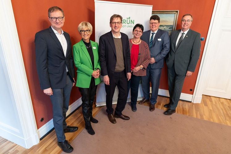 V. l. n. r.: BGL-Hauptgeschäftsführer Dr. Guido Glania, ZVG-Präsidentin Eva Kähler-Theuerkauf, bdla-Vizepräsident Timo Herrmann, ZVG-Vizepräsidentin Karoline Heiser, ZVG-Vizepräsident Andreas Kröger und BdB-Präsident Hajo Hinrichs. Foto: BGL/Paul-Philipp Braun. 
