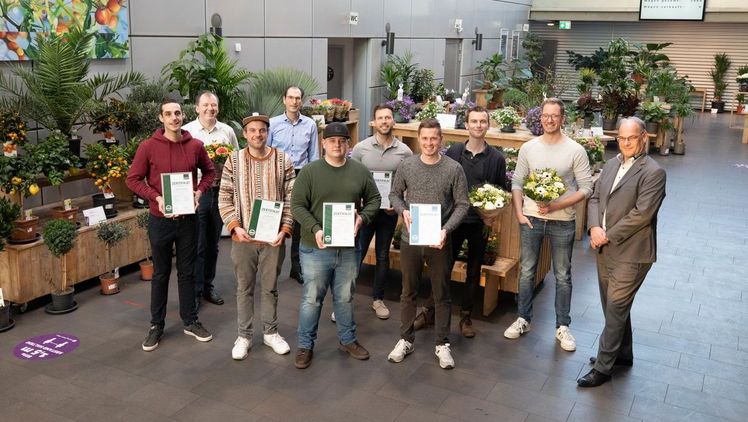 Freude und Erleichterung für die zehn Nachwuchs-Führungskräfte aus dem Gartenbau. Bild: Landgard.