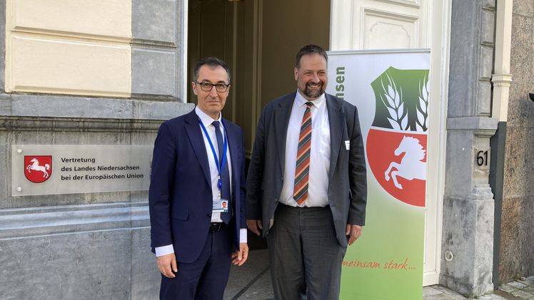 Vor Ort in Brüssel: Landvolkpräsident Dr. Holger Hennies begrüßt Bundeslandwirtschaftsminister Cem Özdemir (links). Bild: Landvolk Niedersachsen.