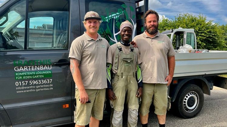 Benjamin Schlieper (links) und Sascha Kruth (rechts), Geschäftsführer der Eranthis Gartenbau OHG, mit ihrem Auszubildenden Jamine Mupia. Bild: Sylke Gottschalk-Kruth, Eranthis Gartenbau OHG.