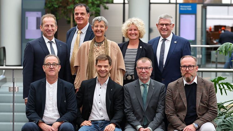 Das BGL-Präsidium mit neuen und scheidenden Vizepräsidenten (von links oben): BGL-Präsident Thomas Banzhaf (Nordrhein-Westfalen) mit Vizepräsident Thomas Büchner (Hessen-Thüringen), den Vizepräsidentinnen Pia Präger (Bayern) und Uschi App (Baden-Württemberg) und dem ausgeschiedenen Vizepräsidenten und Schatzmeister Paul Saum (Baden-Württemberg). In der unteren Reihe von links: Die neu gewählten Vizepräsidenten Manfred Hansel (Sachsen) und Benjamin Küsters (Nordrhein-Westfalen) sowie Vizepräsident Matthias Lösch (Berlin-Brandenburg) und der ausgeschiedene Vizepräsident Jan Paul (Sachsen-Anhalt). Bild: Karmann/BGL.