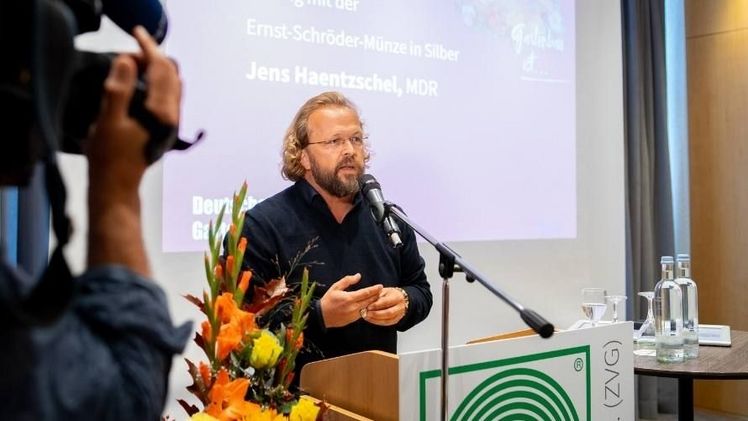 MDR-Fernsehmoderator Jens Haentzschel bedankt sich für die Ernst-Schröder-Münze in Silber. Foto: ZVG/ Schubert.