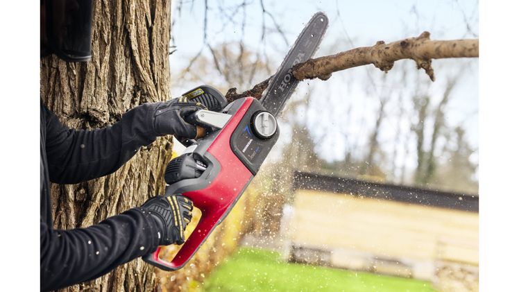 Erste Akku-Kettensäge von Honda ab sofort erhältlich. Bild: Honda.