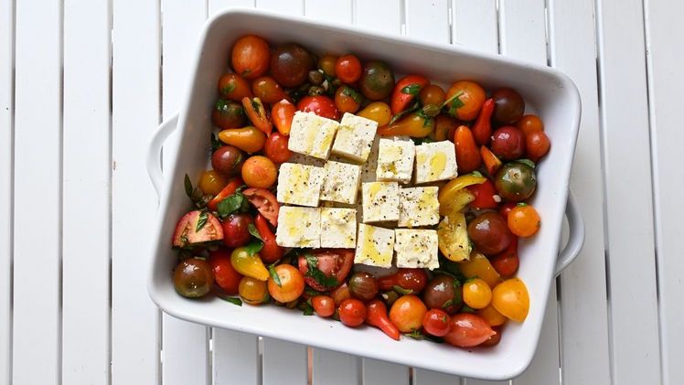 Deutsche Tomatenvielfalt: Viele unterschiedliche Sorten mit hervorragendem Geschmack wachsen in heimischen Gewächshäusern unter anderem in Nordrhein-Westfalen heran. Sie schmecken sowohl frisch als auch verarbeitet – zum Beispiel zu gebackenen Som-mertomaten mit Fetakäse. Bild: GMH/Spargelstrasse NRW.