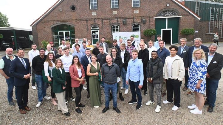 Die neuen Landschaftsgärtner*innen im Großraum Oldenburg-Ostfriesland feierten ihren Berufsabschluss mit Ehrengast Minister Olaf Lies (1.Reihe links), Vertretern des VGL Niedersachsen-Bremen e. V. (darunter aus dem Präsidium Harald Kusserow und Bernhard Korpis sowie Regionalgruppenvorsitzender Lutz Haferkamp), der berufsbildenden Schule und der Landwirtschaftskammer (LWK). Die Berufsabschlusszeugnisse überreichte ihnen Marcel-Alexander Janßen von der LWK (1.Reihe rechts) am 22.06.2024. Gastgeber ist GaLaBau Klöker in Wilhelmshaven. Bild: Torsten von Reeken, VGL Niedersachsen-Bremen e. V.