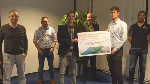Die Vorstandsmitglieder der Wärmegenossenschaft Maasdijk waren die ersten, die den Wärmelieferungsvertrag für das Geothermieprojekt Maasdijk unterzeichneten. Bild: Energie Transitie Partners.
