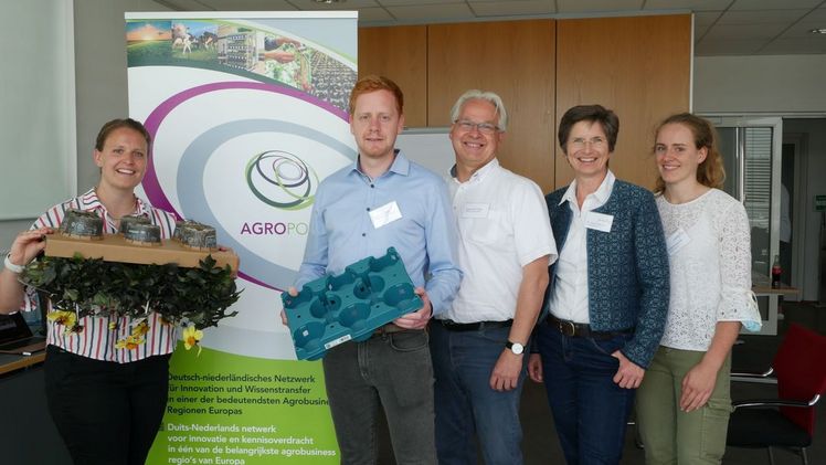 v.l. Antonia Cox (Pottburri), Marius Huschka (Landgard), Henning H. Sittel (Effizienzagentur), Dr. Anke Schirocki und Kathrin Poetschki (beide Agrobusiness Niederrhein). Bild: Agrobusiness Niederrhein.
