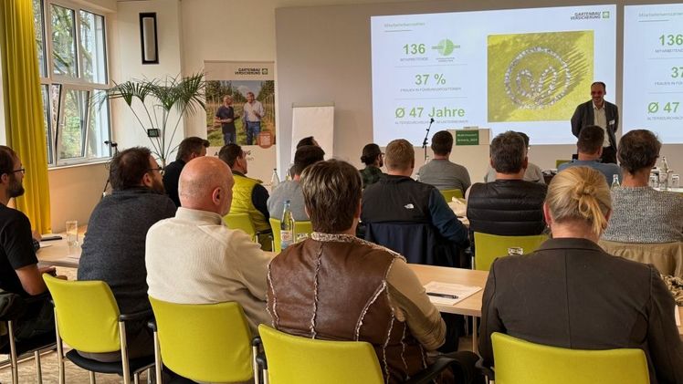 Vorstandsvorsitzender Christian Senft betont in seiner Begrüßung die enorme Bedeutung der Schadenexperten für die Gartenbau-Versicherung und ihre Mitglieder. Bild: Gartenbau-Versicherung VVaG.