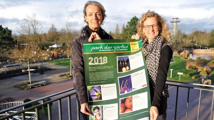 Andrea Röben und Diana Rolfes (von links, Veranstaltungsmanagement des Park der Gärten) präsentieren die Veranstaltungsvorschau 2018 im Park der Gärten.