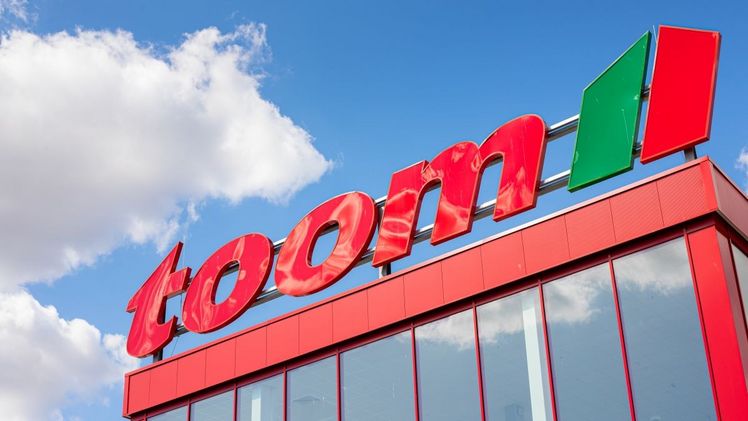 Außenaufnahme eines toom Baumarkts. Bild: toom Baumarkt.