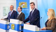 Innenminister Joachim Herrmann, MdL, Wirtschaftsminister Hubert Aiwanger, MdL, Ministerpräsident Dr. Markus Söder, MdL, und Gesundheitsministerin Melanie Huml, MdL (v.l.n.r.), haben am 20. März 2020 im Rahmen einer Pressekonferenz über die vorläufige Ausgangsbeschränkung in Bayern informiert. Bild: Staatskanzlei Bayern. 
