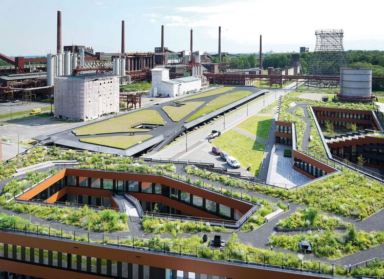 Ein neues Parkhaus und der Verwaltungsneubau der RAG-Stiftung und RAG AG auf dem Gelände der Zeche Zollverein in Essen schaffen eine Schnittstelle von Kultur-und Naturlandschaft. Foto: Richard Brink GmbH & Co. KG.