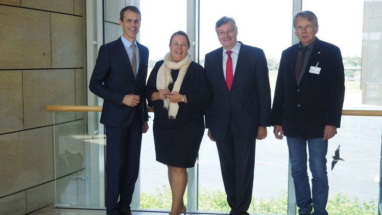 Ministerin Heinen-Esser bei einem Treffen mit Vertretern der Landwirtschaft zum Thema Ernteeinbußen am 11.07.2018 im Landtag. Bild: MULNV.