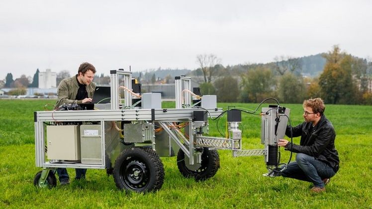 Pflanzenschutzroboter, der Unkraut gezielt mit heißem Wasser bekämpft und dabei auf den Einsatz von chemischen Pestiziden verzichtet. Entwickelt haben ihn Forschende der Ostschweizer Fachhochschule. Bild: Dienststelle für Kommunikation Kanton Thurgau.