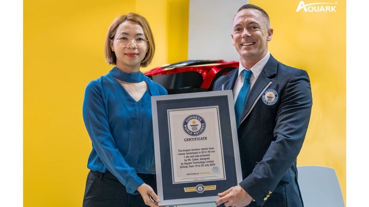 Der revolutionäre Mähroboter Mr. Cyber hat GUINNESS WORLD RECORDS™-Titel für den längsten Mähzeit eines Mähroboters (Prototyp) erzielt. Bild: Aquark.
