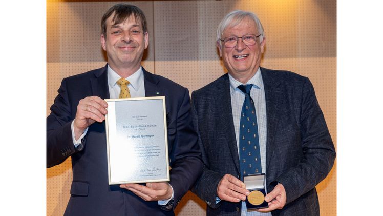Dr. Harald Isermeyer (r.) erhält von DLG-Präsident Hubertus Paetow die Max-Eyth-Denkmünze in Gold. Bild: DLG/F. Holland.