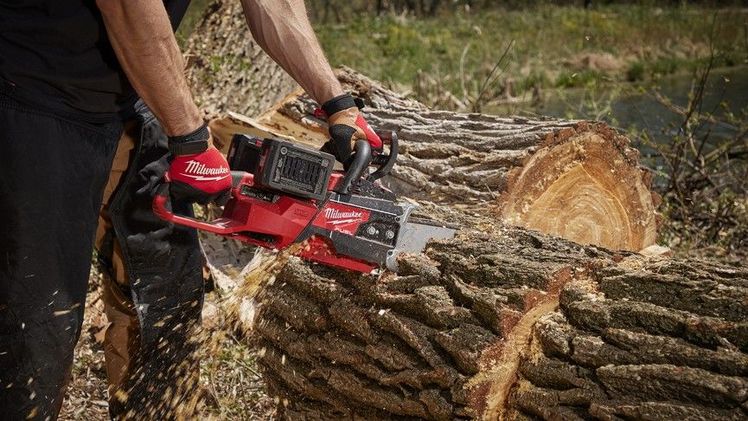 Der bürstenlose Motor liefert ein maximales Drehmoment von 9,5 Nm und hält die Geschwindigkeit auch unter hoher Last stabil. Bild: Milwaukee.