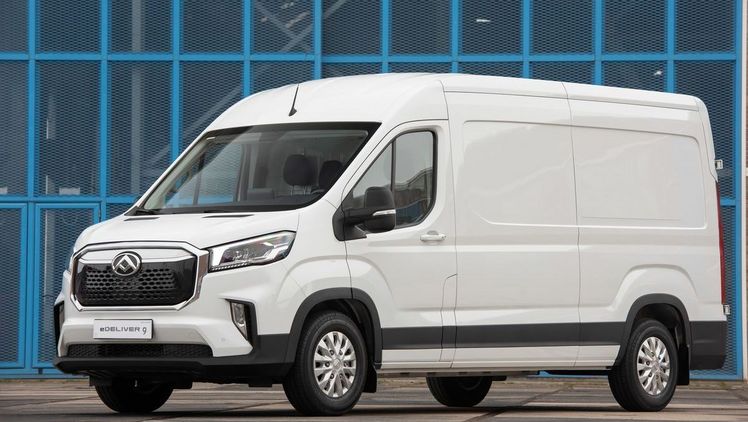 Der vollelektrisch angetriebene Transporter des chinesischen Nutzfahrzeugspezialisten ist in verschiedenen Aufbau- und Batterievarianten verfügbar und zu Preisen ab 51.490 Euro (netto) erhältlich. Bild: © Maxomotive Deutschland GmbH.