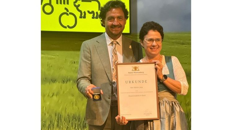 Verleihung Staatsmedaille in Gold an Martin Joos (links) von Ministerin Marion Gentges MdL (MLR). Bild: VGL-BW.