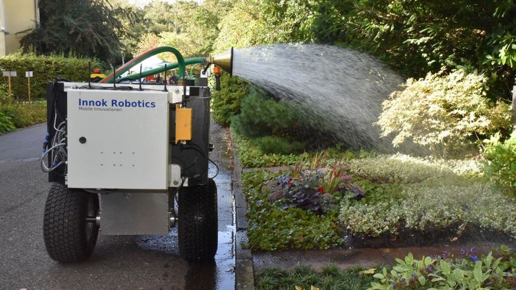 Innovationen gegen die Auswirkungen des Klimawandels - hier ein Gießroboter für den Friedhof. Bild: Landesverband Gartenbau Nordrhein-Westfalen e.V.