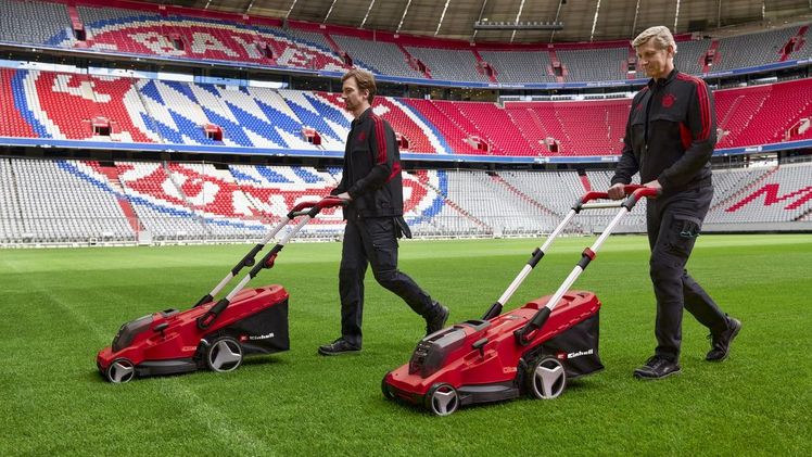 So pflegt der FC Bayern München seinen Profi-Rasen. Bild: Einhell.
