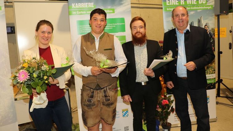 Martin Gaissmaier (rechts) mit den besten Absolventinnen und Absolventen im Gar-ten- und Landschaftsbau, v.l.: Lisa Aigner, Elias Hörl-Seisenberger und Philipp Hauck. Bild: Jochen Henning, VGL Bayern.