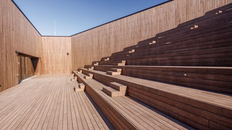Die neuen bombierten und rutschfesten MOSO® Bamboo X-treme® Terrassendielen wurden direkt im neuen Heidelberger Congress Center für das Sky Forum im oberen Stock eingesetzt. Bild: © Johannes Vogt / MOSO®.
