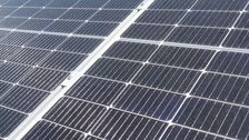 Die senkrecht aufgestellten Solarmodule ermöglichen es, die Fläche gleichzeitig zur Stromerzeugung und zur landwirtschaftlichen Produktion zu nutzen. Bild: GABOT.