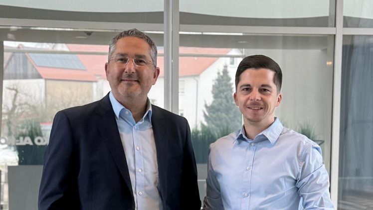 Der neue Gebietsverkaufsleiter für Schleswig-Holstein Kevin Fischer (rechts) gemeinsam mit Durgay Kurt, Leiter Vertrieb Fachhandel Deutschland (links). Bild: AL-KO Gardentech.